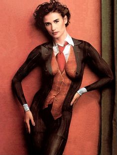 Раздетая Деми Мур в нарисованном костюме фото #1