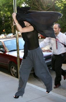 Деми Мур засветила сиськи в Нью-Йорке фото #3