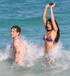 Деми Мур в ярком купальнике в Мексике