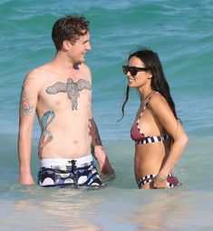 Деми Мур в ярком купальнике в Мексике