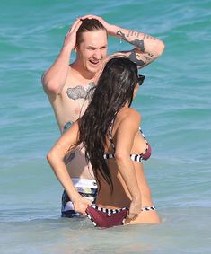 Деми Мур в ярком купальнике в Мексике