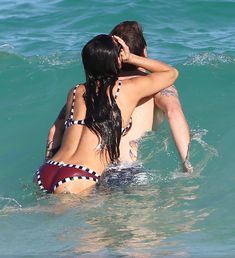 Деми Мур в ярком купальнике в Мексике