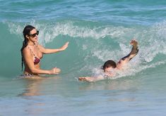 Деми Мур в ярком купальнике в Мексике