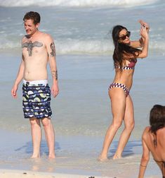 Деми Мур в ярком купальнике в Мексике