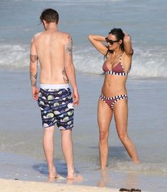 Деми Мур в ярком купальнике в Мексике