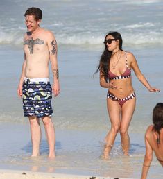 Деми Мур в ярком купальнике в Мексике