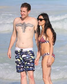 Деми Мур в ярком купальнике в Мексике