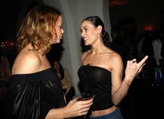 Деми Мур засветила соски на вечеринке