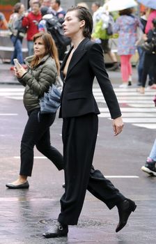 Милла Йовович засветила свой крупный сосок в Нью-Йорке фото #4