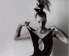 Торчащие соски Миллы Йовович в журнале Vogue фото #2