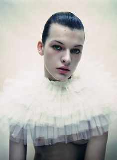 Обнажённая грудь Миллы Йовович просвечивается сквозь прозрачный воротник фото #1