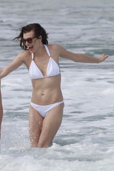 Милла Йовович в бикини на Гавайях фото #11