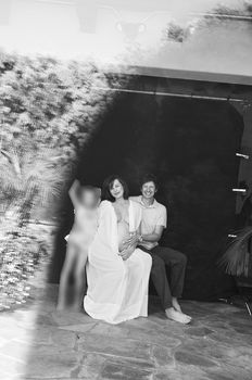 Беременная Милла Йовович в откровенном наряде со своей семьёй фото #1