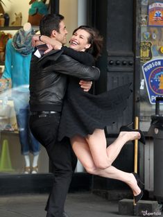 Милла Йовович засветила попку на съёмках рекламы для Avon фото #2