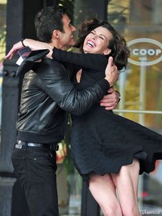 Милла Йовович засветила попку на съёмках рекламы для Avon фото #3