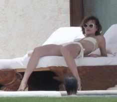 Раздетая Милла Йовович на отдыхе в Мексике фото #9