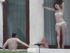 Раздетая Милла Йовович на отдыхе в Мексике фото #11