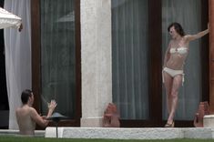 Раздетая Милла Йовович на отдыхе в Мексике фото #12