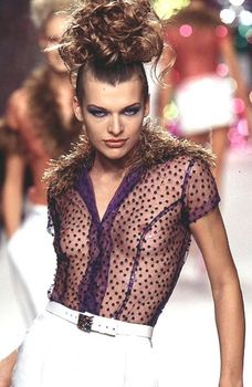 Милла Йовович без лифчика на показе мод фото #1