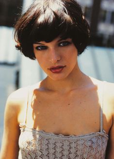 Милла Йовович засветила грудь сквозь прозрачное платье фото #1