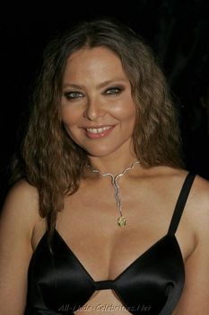 Орнелла Мути в откровенном наряде в Каннах фото #3