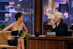 Откровенное декольте Холли Берри на The Tonight Show With Jay Leno фото #2