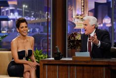 Откровенное декольте Холли Берри на The Tonight Show With Jay Leno фото #3