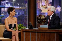 Откровенное декольте Холли Берри на The Tonight Show With Jay Leno фото #4