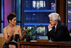 Откровенное декольте Холли Берри на The Tonight Show With Jay Leno фото #5