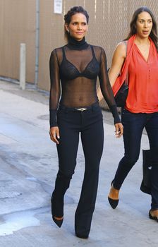 Холли Берри в прозрачной блузе прибывает на Kimmel live фото #5