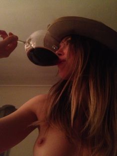 Обнажённая Эмбер Хёрд на украденных хакерами фото фото #36