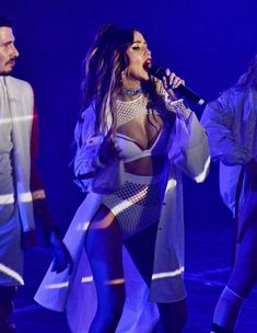 Надя Дорофеева в эротическом наряде на сцене фото #2