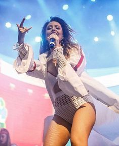 Надя Дорофеева в эротическом наряде на сцене фото #3