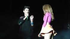 Надя Дорофеева засветила яркие трусики на сцене фото #5