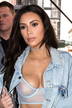 Ким Кардашьян в прозрачном бюстгальтере фото #2