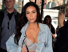 Ким Кардашьян в прозрачном бюстгальтере фото #3