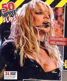 Бритни Спирс засветила сосок на концерте фото #1