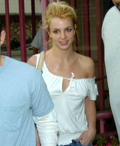 Взбудораженные соски Бритни Спирс сквозь наряд в West Hollywood фото #3