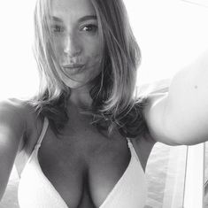 Эротичная Алекса Вега делает селфи в белье фото #3