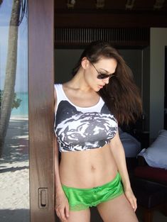 Грудастая Алена Водонаева показала голый животик на Мальдивах фото #2