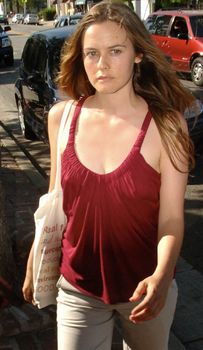 Взбудораженные соски Алисии Сильверстоун в майке фото #2