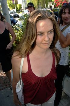 Взбудораженные соски Алисии Сильверстоун в майке фото #3