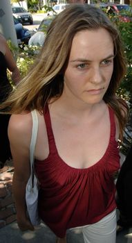 Взбудораженные соски Алисии Сильверстоун в майке фото #4