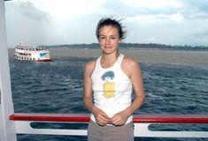 Торчащие соски Алисии Сильверстоун сквозь майку фото #1