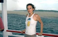 Торчащие соски Алисии Сильверстоун сквозь майку фото #2