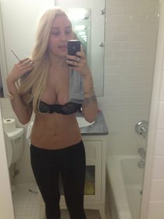 Аманда Байнс в прозрачном лифчике на фото из Twitter фото #1