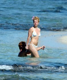 Бритни Спирс отдыхает топлесс на пляже фото #2