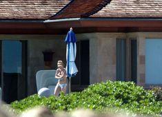 Бритни Спирс отдыхает топлесс на пляже фото #5