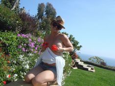 Эротичная Бритни Спирс позирует без лифчика среди цветов фото #3