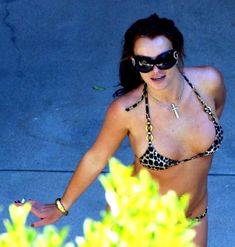 Страстная Бритни Спирс в сексуальном бикини